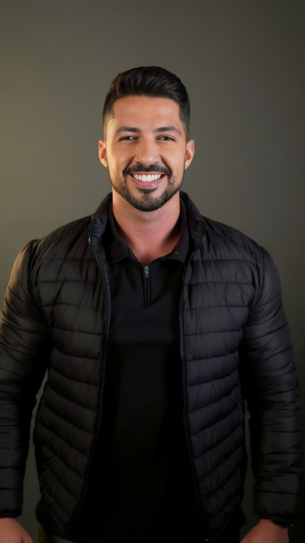 Hyago Nofre sorrindo, de jaqueta, falando com franqueza